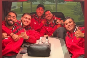 卡塞米罗晒与队友合照：在老特拉福德的最后一场比赛赛事报道